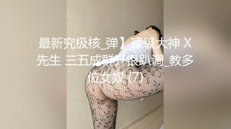  呆萌两个00后嫩妹！被胖大叔轮流输出！抓起屌吸吮活生疏，特写视角抽插嫩穴，娇小身材骑乘位