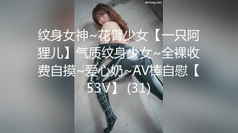 高挑美女可真会玩把自己吊起来双腿劈开后面操穴嘴里含着肉棒双插菊花嘴里尿尿口味超重