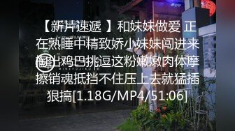 火辣性感风CD小薰 时尚打扮出街露出，大鸡巴硬起来挂在牛仔裤外面 这种露出方式好刺激呀，回到走廊夹腿高潮！！