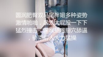 沙发上操皮裤蜜桃臀骚女，直接撕开皮裤，拨开骚丁玩逼