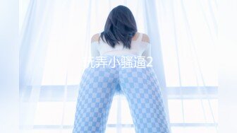 KTV偷拍漂亮的美女服务生 两腿夹的挺紧