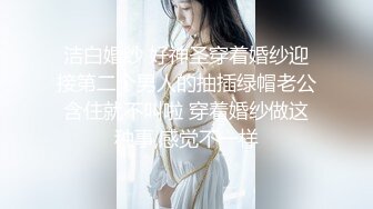 粉色制服可爱妹子，趴下给男友吃屌，没想到还不小呢，口活精湛完美一个春宫图，解锁很多高难度姿势