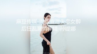 渣男趁着女友上班和女友的闺蜜在出租屋偷情这女的真是骚一边吃屌一边玩手机