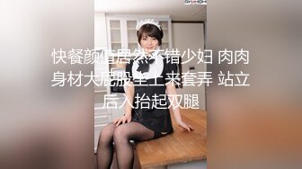 【新片速遞】  大奶黑丝妹子3P 好不好吃 好吃 嘴叼逼插 沉甸甸饱满大奶子 无毛肥鲍鱼 