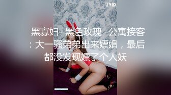 变态偷拍牛人闯入女厕手持拍摄美女们尿尿,还猛闻女神换下来的卫生护垫,说真香,最后用来撸一发