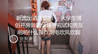 大鸡巴男友貌似在玩网游漂亮女友蜷缩在台底下吃大鸡巴