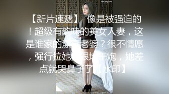 牛仔短裤腰细大奶妹子，超近距离掰穴特写吸奶口交，骑乘干了几下有味道不干了