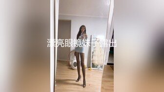 和白白嫩嫩丰腴肉肉的小美女在酒店里享受，这身材给力啊最喜欢这样的猛力玩弄太爽了插入不停进出呻吟