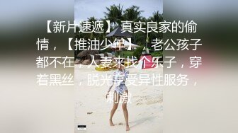 先亲小嘴再吃奶子，连续两炮各种抽插，镜头前抱起来干的好猛，最后撸进小嘴里