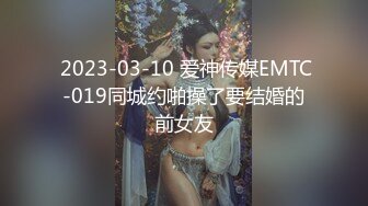  校园霸凌-扒光女生衣服强迫她坐地上叉开双腿充分暴露阴部,另一个女生用棍子插她逼