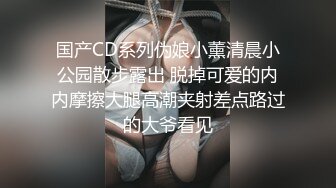 抄底眼镜小姐姐 蕾丝花边蓝色小内内看着好清爽 大姐只顾背包没顾上裙底