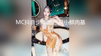 让老婆穿着黑丝我玩她