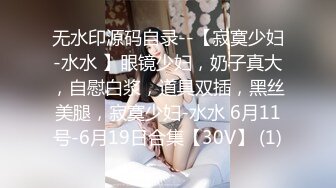  酒店和小18岁女友开房，电视放着七龙珠，在床上却摸着女友的奶子