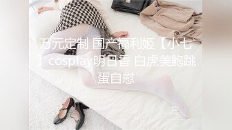 小姐姐十九岁高颜值大眼美女炮友啪啪，白皙美乳撸硬坐在身上摩擦，骑乘后入猛操从下往上视角拍摄