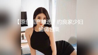 2020新跟拍！拍这么漂亮的美女小姐姐.边玩手机边嘘嘘.心跳加快