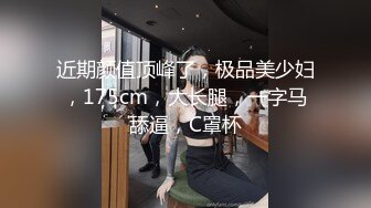 可爱女生对着镜头微笑，身材白皙，高潮的时候用手顶住床，怕声音太大