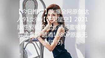 老式小区单元楼爬墙偷窥多位小媳妇在家洗澡 (1)