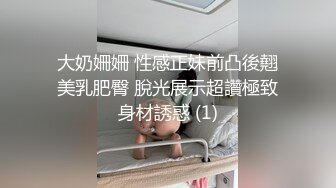 小浪蹄子玩的真狠啊，骚逼水多各种道具双插，酒瓶子爆菊花叫声骚浪，道具玩弄骚逼流白浆，精彩不要错过