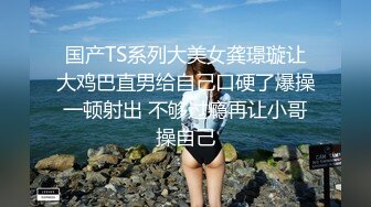 从浴室窗户偷窥年轻妹子洗澡，粉嫩的小乳房又挺又翘