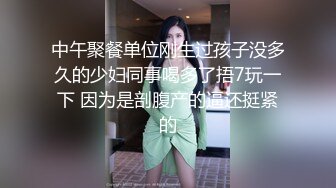 黑丝高跟美女电梯口玩全裸