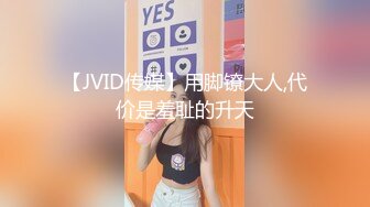 淫妻车内完全露出了，代驾师傅开车进来整个人震惊了！整个人语无伦次，让他摸又不敢，真是个怂货!