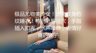 母狗一边口一边讲自己破处经历，背着男友偷情还不回消息