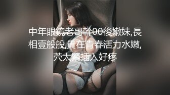   风骚的人妻勾搭大哥激情车震啪啪，全程露脸在后排交大鸡巴，让大哥揉着骚奶子爆草抽插