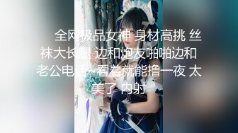 电信营业厅里的骚逼女客服，上班期间自慰骚逼后面还有个小哥哥真鸡巴骚，饮水泛滥跑到厕所各种抽插骚逼呻吟