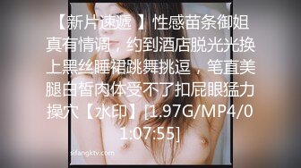 在饮用水中放入性药，漂亮性感美女主动掰开小穴勾引求操