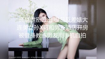 商场女厕全景偷拍黑衣少妇肥美的大鲍鱼 细细的擦拭着小穴