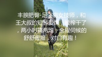 从老家的山路出来，妻子说她受不了啦下面很想要，只好听话把车停下来，骚妻吃上瘾了鸡巴，完全不顾车来车往！