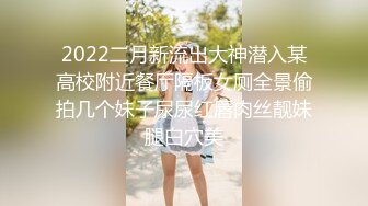 《居家摄像头破解》中年大叔先看一下小视频助助性再和美女老婆来一炮