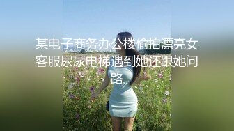 大一女生军训迟到被教官单独留下训练,最后强迫女生和自己车震,女生一脸不情愿