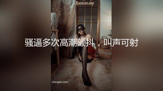 背纹身萌萌哒双马尾美妞，无聊和炮友来一炮，特写深喉吸吮很卖力