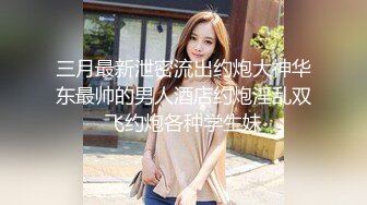    上面在玩吃鸡下面美女吃JB ，极品美女趴在桌子下交 ，吸吮大屌用脚磨蹭小穴 ，顶级蜜桃臀