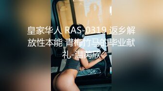 年轻妹子挑逗躺着沙发上玩手机的男友，最后被内射了好多