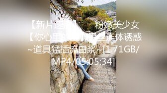 婚房红嫁衣新娘中途打电话聊骚聊完受不了就开始自慰，这么淫荡吧！太反差了！